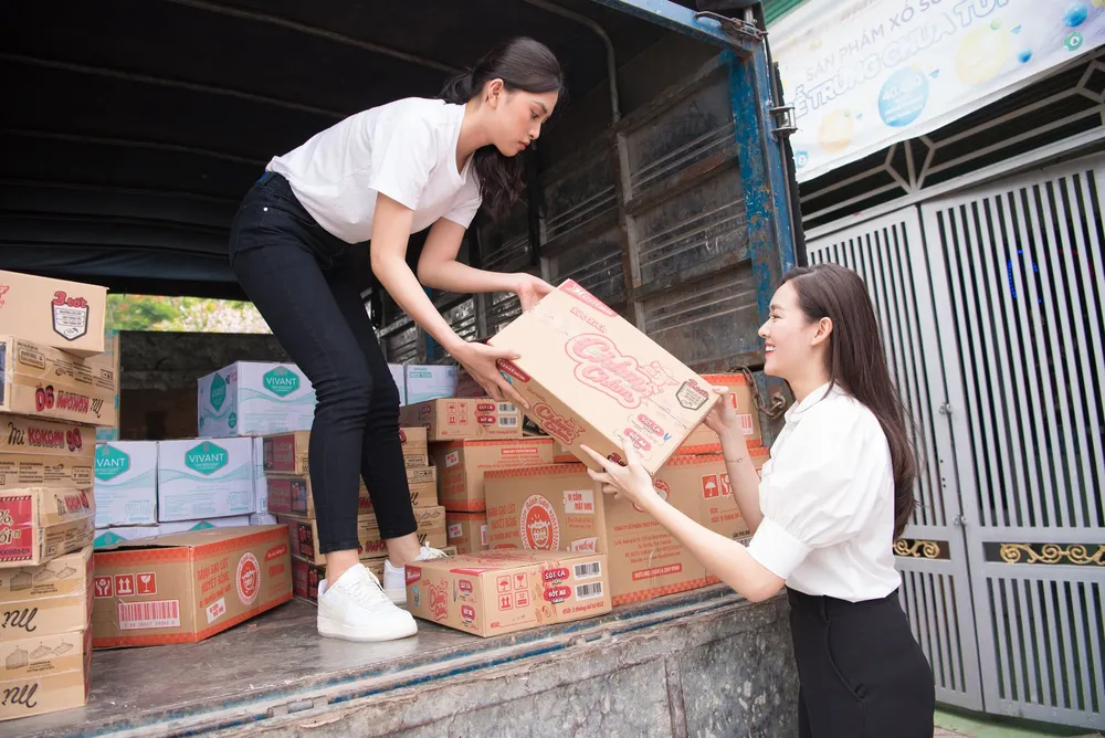 Tiểu Vy, Lương Thuỳ Linh cùng các á hậu thăm, tặng quà trẻ em kém may mắn ảnh 2