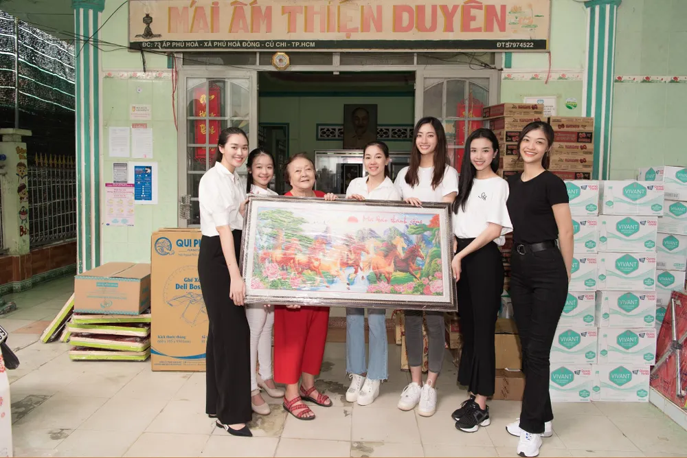 Tiểu Vy, Lương Thuỳ Linh cùng các á hậu thăm, tặng quà trẻ em kém may mắn ảnh 10