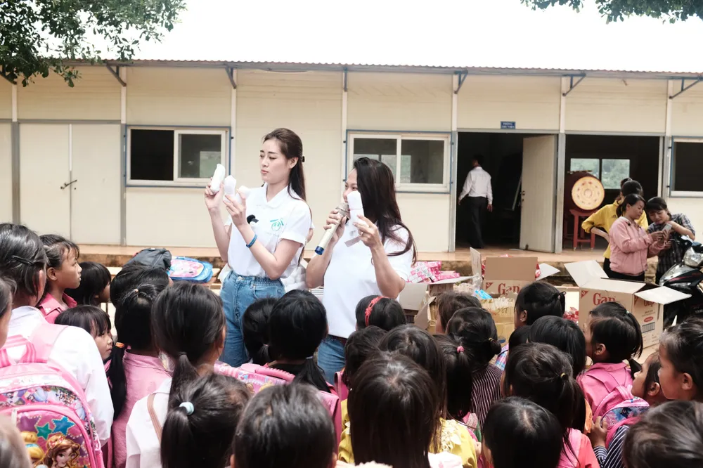 Hoa hậu Khánh Vân cùng ngôi nhà OBV trao hơn 500 phần quà cho học sinh tại Đắk Nông ảnh 2
