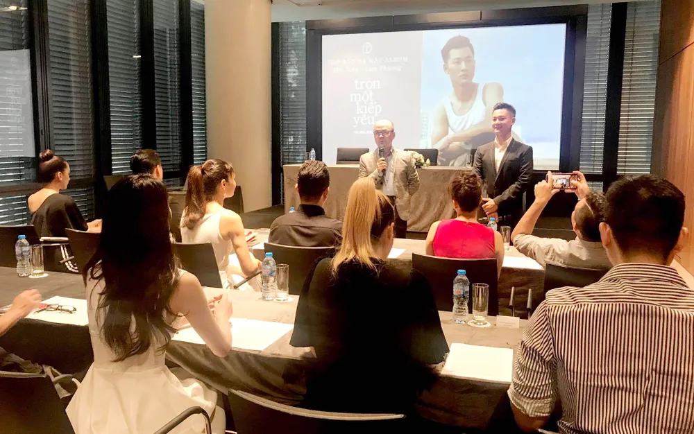 Ca sĩ Đức Tuấn giới thiệu album Trọn một kiếp yêu ảnh 1