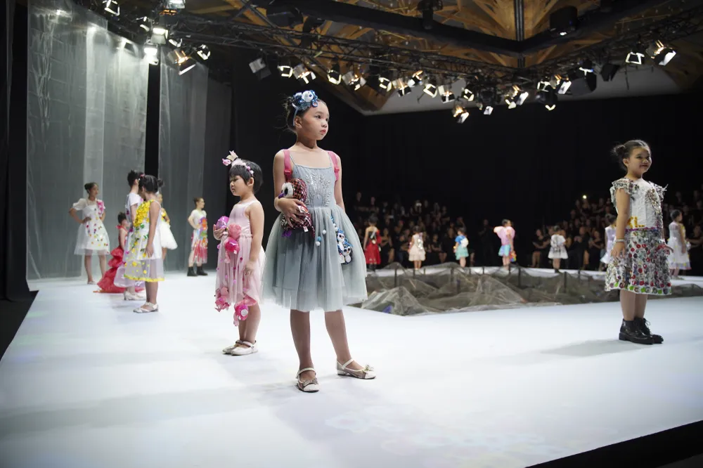 Hoa hậu Khánh Vân làm vedette khai mạc Tuần lễ thời trang trẻ em Việt Nam Xuân - Hè 2020  ảnh 6