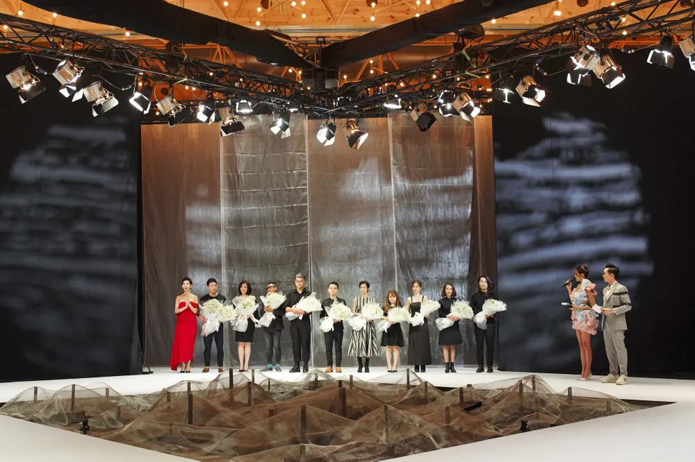 Hoa hậu Khánh Vân làm vedette khai mạc Tuần lễ thời trang trẻ em Việt Nam Xuân - Hè 2020  ảnh 2