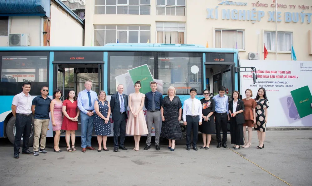 Hoa hậu Lương Thuỳ Linh đồng hành cùng Đại sứ quán Anh phòng, chống mua bán người ảnh 3