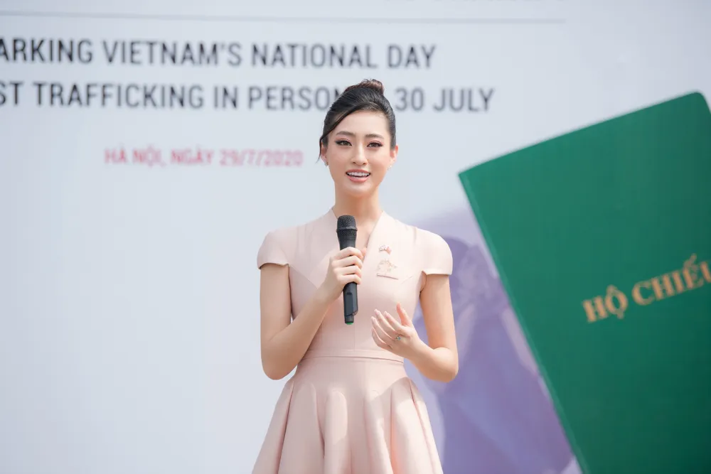 Hoa hậu Lương Thuỳ Linh đồng hành cùng Đại sứ quán Anh phòng, chống mua bán người ảnh 2