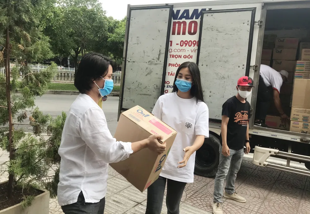 Xúc động đêm nhạc trực tuyến “Đà Nẵng, Quảng Nam - Triệu con tim hướng về” ảnh 13