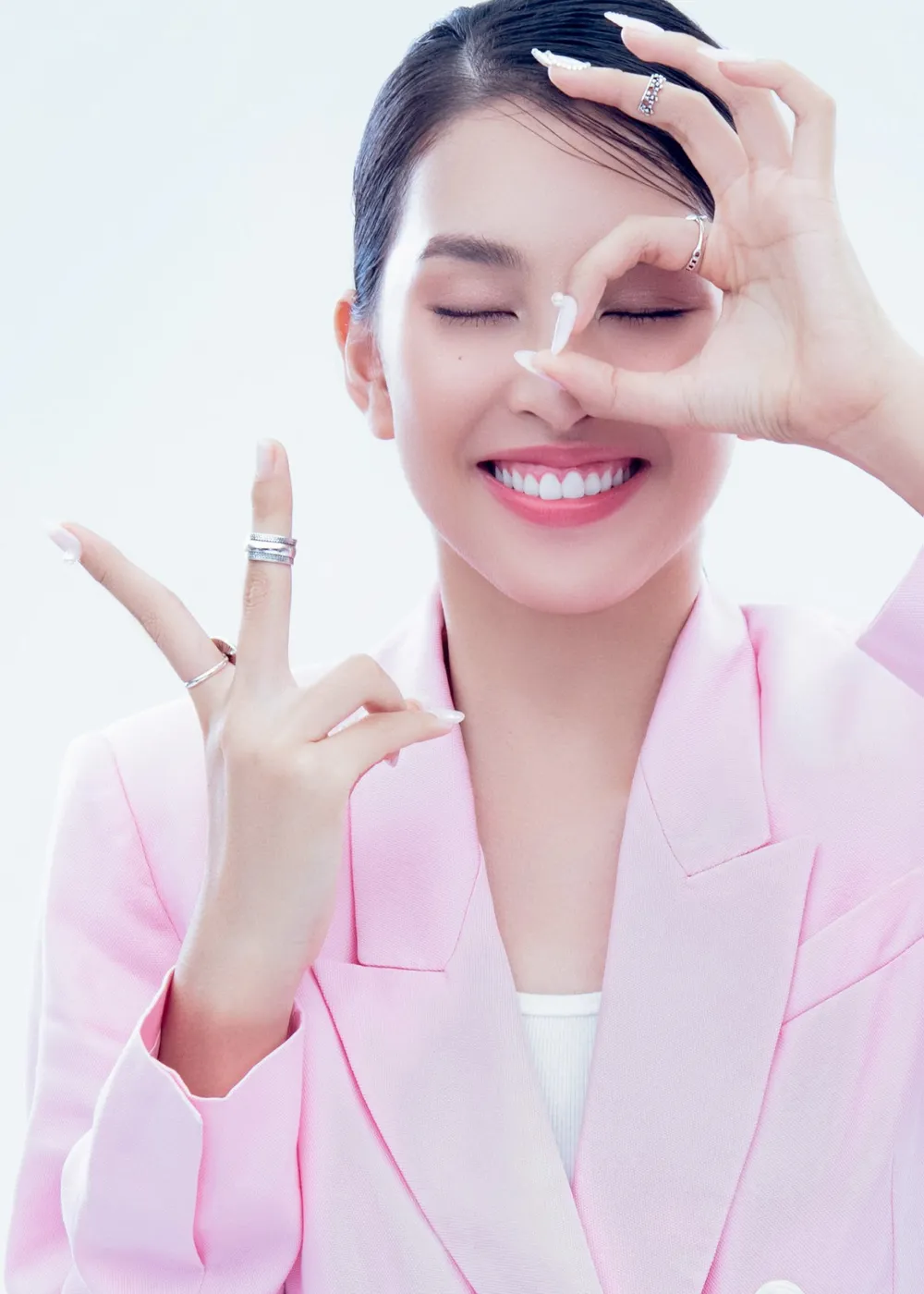 Hoa hậu Tiểu Vy biến hóa phong cách trong loạt ảnh mới ảnh 2