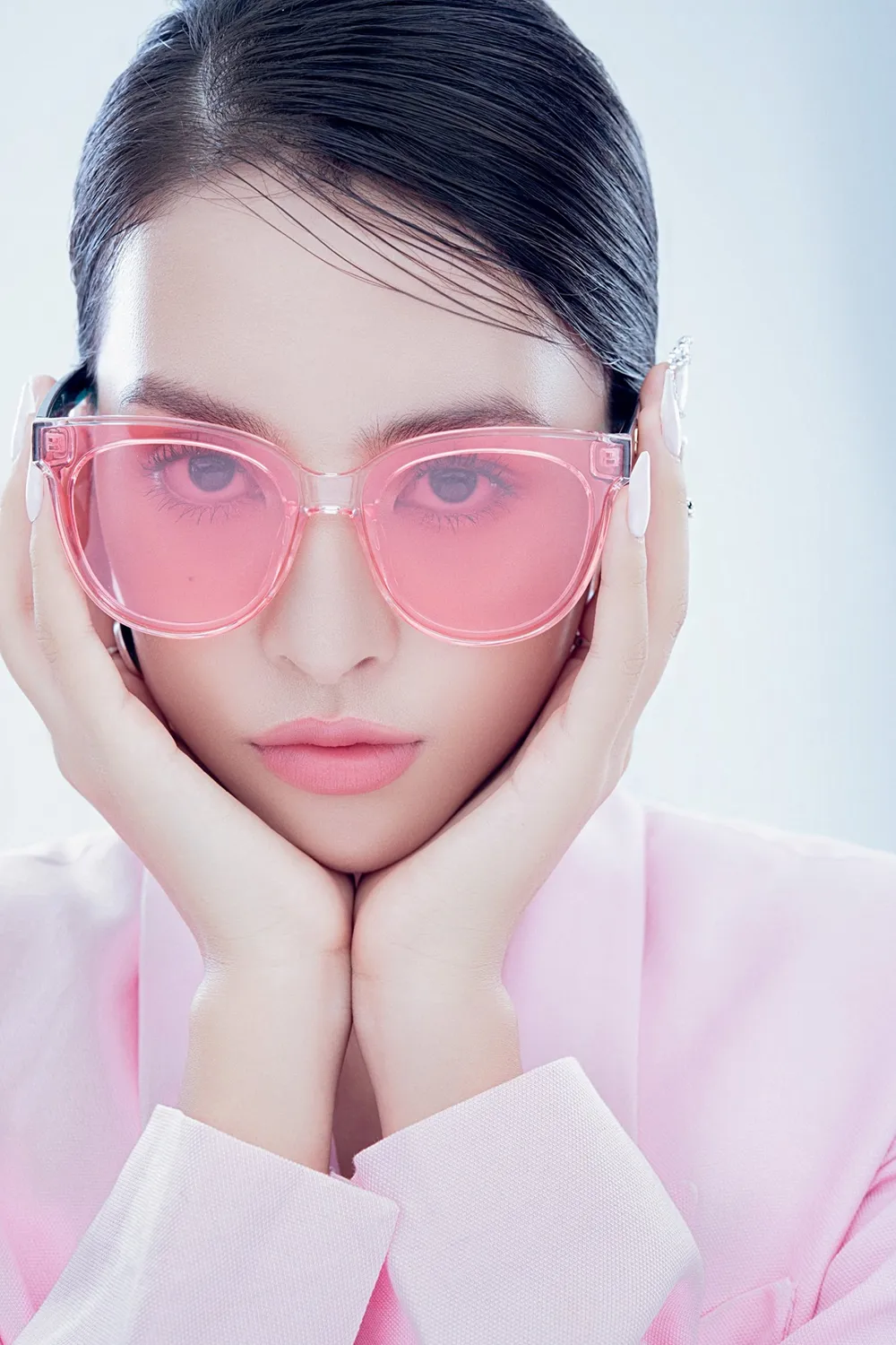 Hoa hậu Tiểu Vy biến hóa phong cách trong loạt ảnh mới ảnh 3