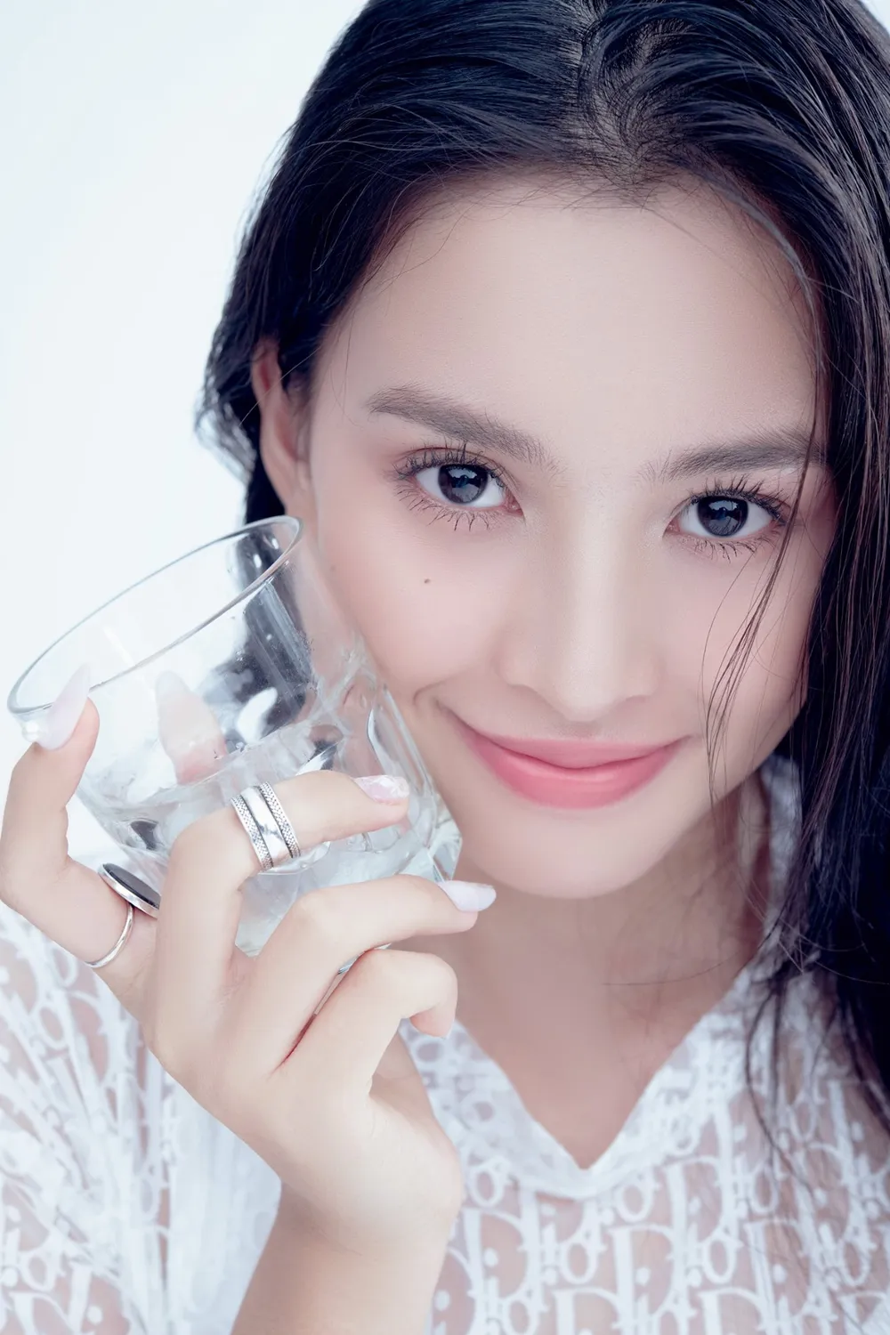 Hoa hậu Tiểu Vy biến hóa phong cách trong loạt ảnh mới ảnh 4