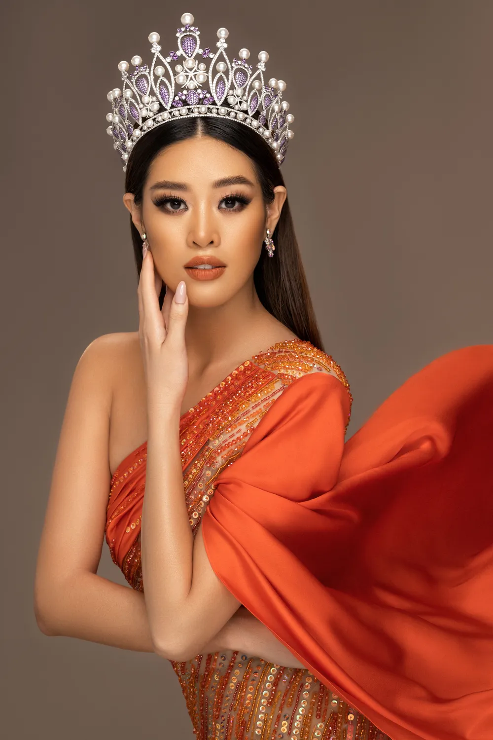 Võ Hoàng Yến, H’Hen Niê giúp Khánh Vân chọn trang phục dân tộc thi Miss Universe ảnh 1
