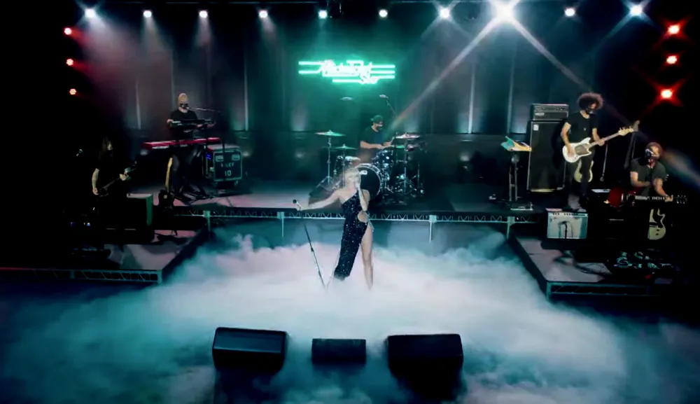 Miley Cyrus gợi cảm trong thiết kế của NTK Công Trí ảnh 2