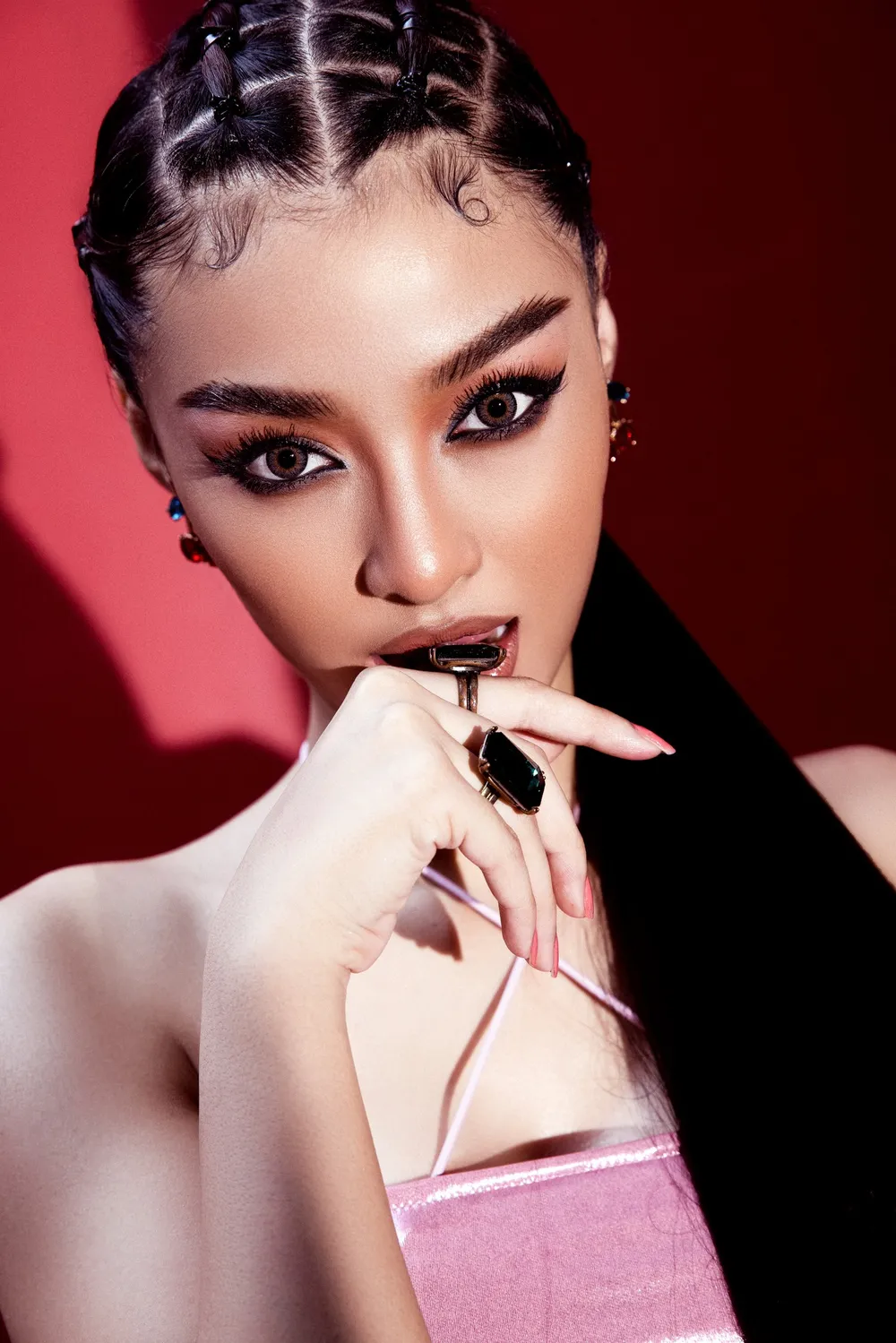 Á hậu Kiều Loan cực chất với hình ảnh nữ rapper ảnh 3