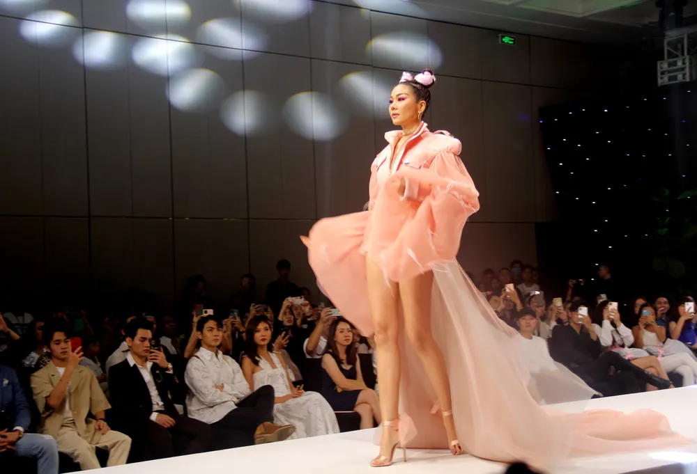 Thanh Hằng, Lan Khuê làm vedette show diễn IVAN 6 ảnh 1