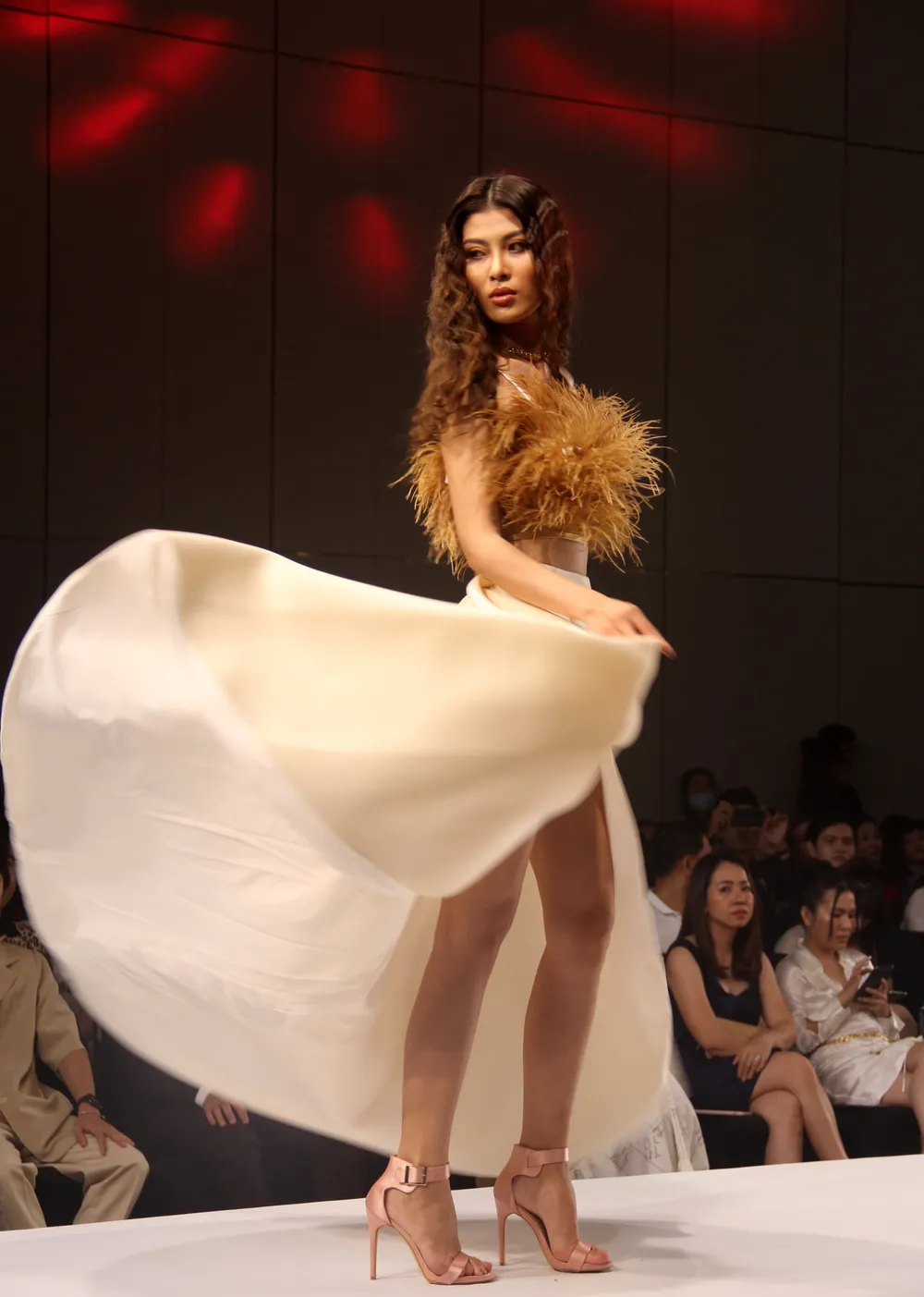 Thanh Hằng, Lan Khuê làm vedette show diễn IVAN 6 ảnh 15