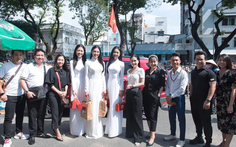 Hoa hậu Tiểu Vy, Phương Nga, Thúy An tặng quà trung thu cho bệnh nhi ảnh 3