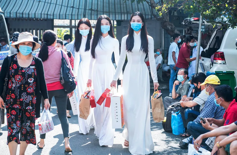 Hoa hậu Tiểu Vy, Phương Nga, Thúy An tặng quà trung thu cho bệnh nhi ảnh 2