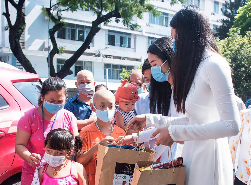 Hoa hậu Tiểu Vy, Phương Nga, Thúy An tặng quà trung thu cho bệnh nhi ảnh 4