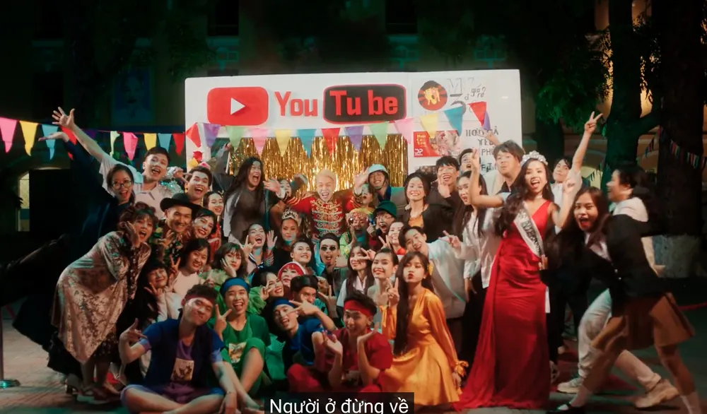 Đức Phúc bùng nổ ​với MV “Người ơi người ở đừng về” ảnh 14