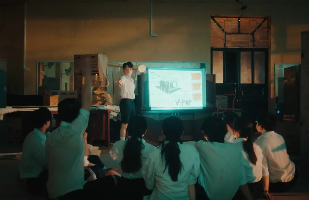 Đức Phúc bùng nổ ​với MV “Người ơi người ở đừng về” ảnh 8