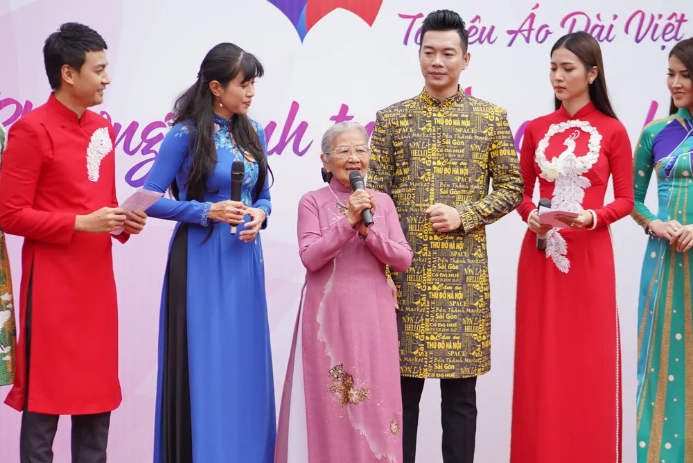 NSƯT Phi Điểu và nhiều nghệ sĩ truyền cảm hứng tình yêu áo dài tại các điểm du lịch TPHCM ảnh 2