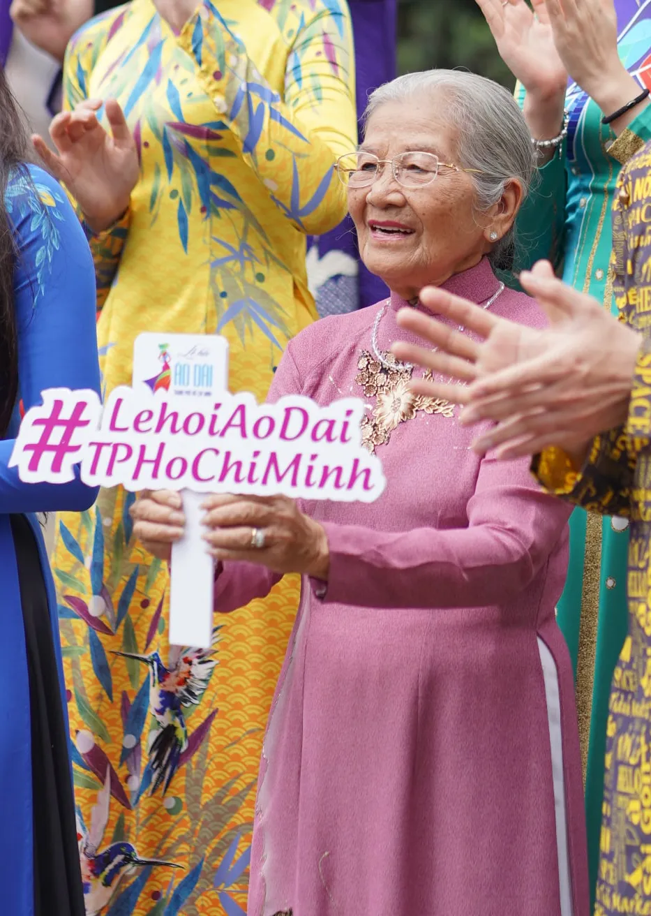 NSƯT Phi Điểu và nhiều nghệ sĩ truyền cảm hứng tình yêu áo dài tại các điểm du lịch TPHCM ảnh 3