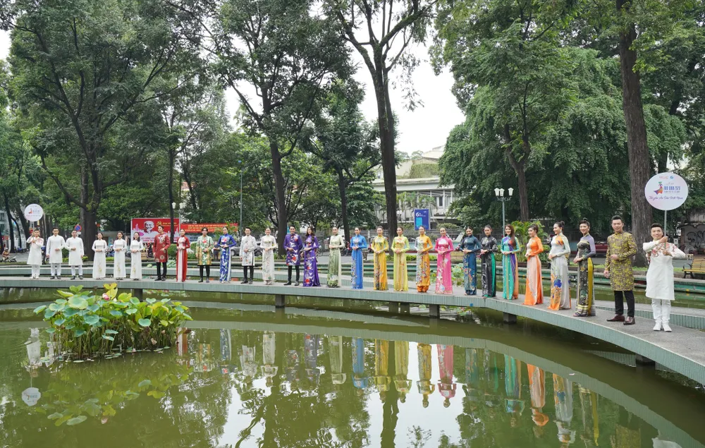 NSƯT Phi Điểu và nhiều nghệ sĩ truyền cảm hứng tình yêu áo dài tại các điểm du lịch TPHCM ảnh 5