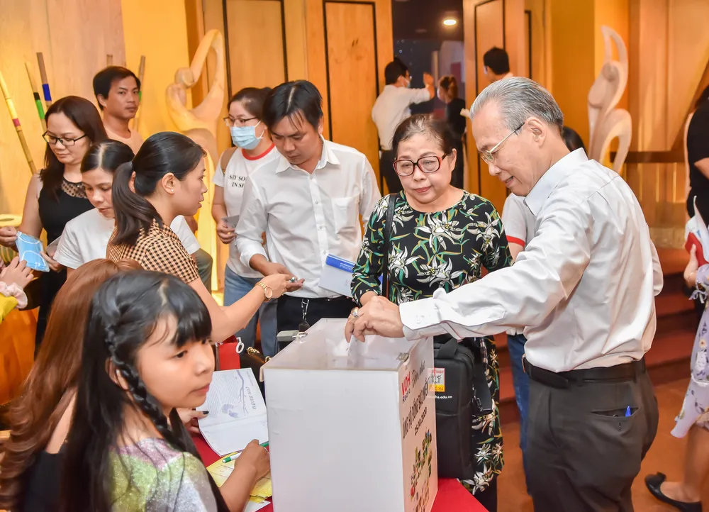 Nhiều cá nhân, đơn vị tiếp tục hỗ trợ người dân bị thiệt hại do bão lũ ảnh 8