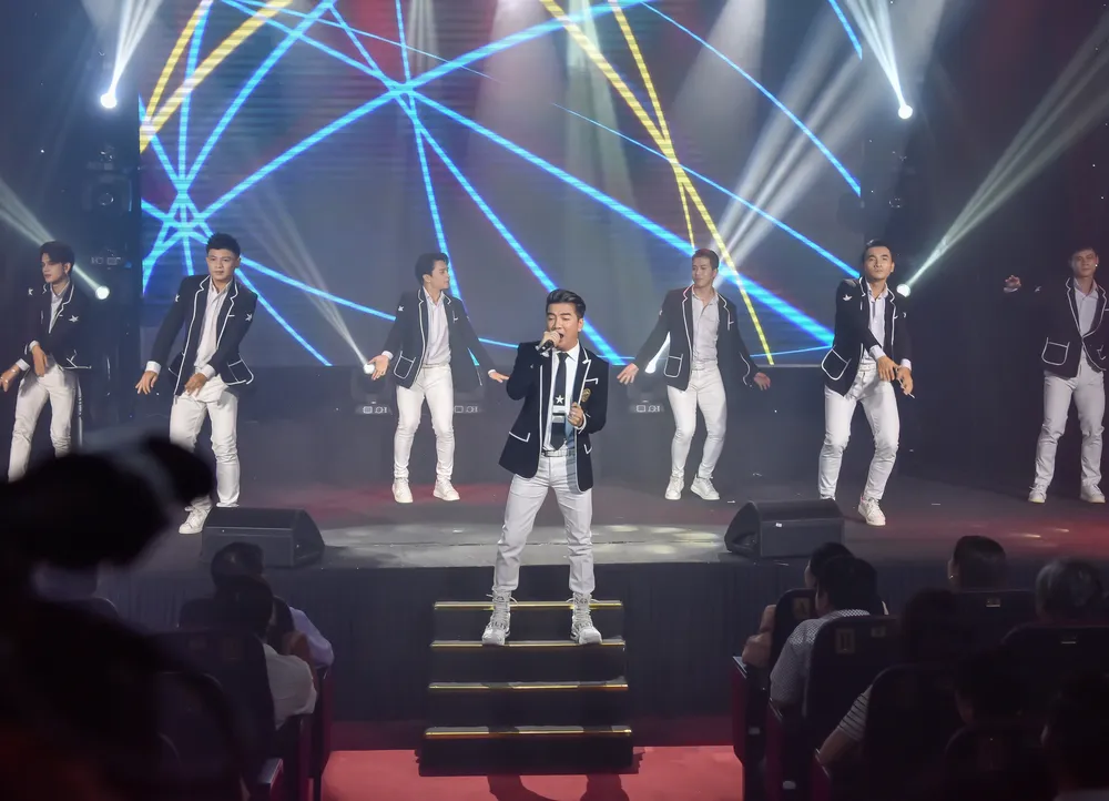 Nhiều cá nhân, đơn vị tiếp tục hỗ trợ người dân bị thiệt hại do bão lũ ảnh 6