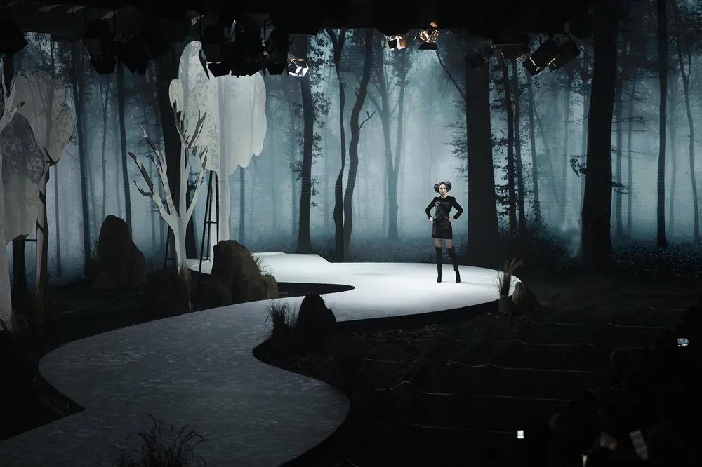 Khánh Vân, Lan Khuê, Lương Thuỳ Linh, Tường San khai mạc Vietnam Runway Fashion Week 2020 ảnh 7