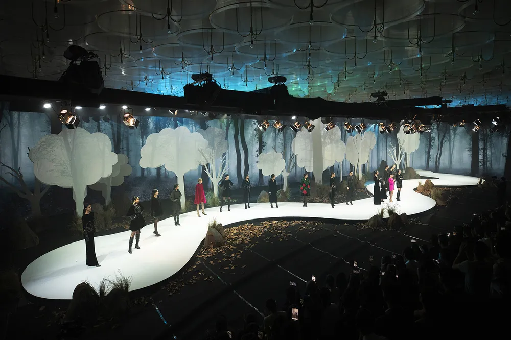 Khánh Vân, Lan Khuê, Lương Thuỳ Linh, Tường San khai mạc Vietnam Runway Fashion Week 2020 ảnh 8