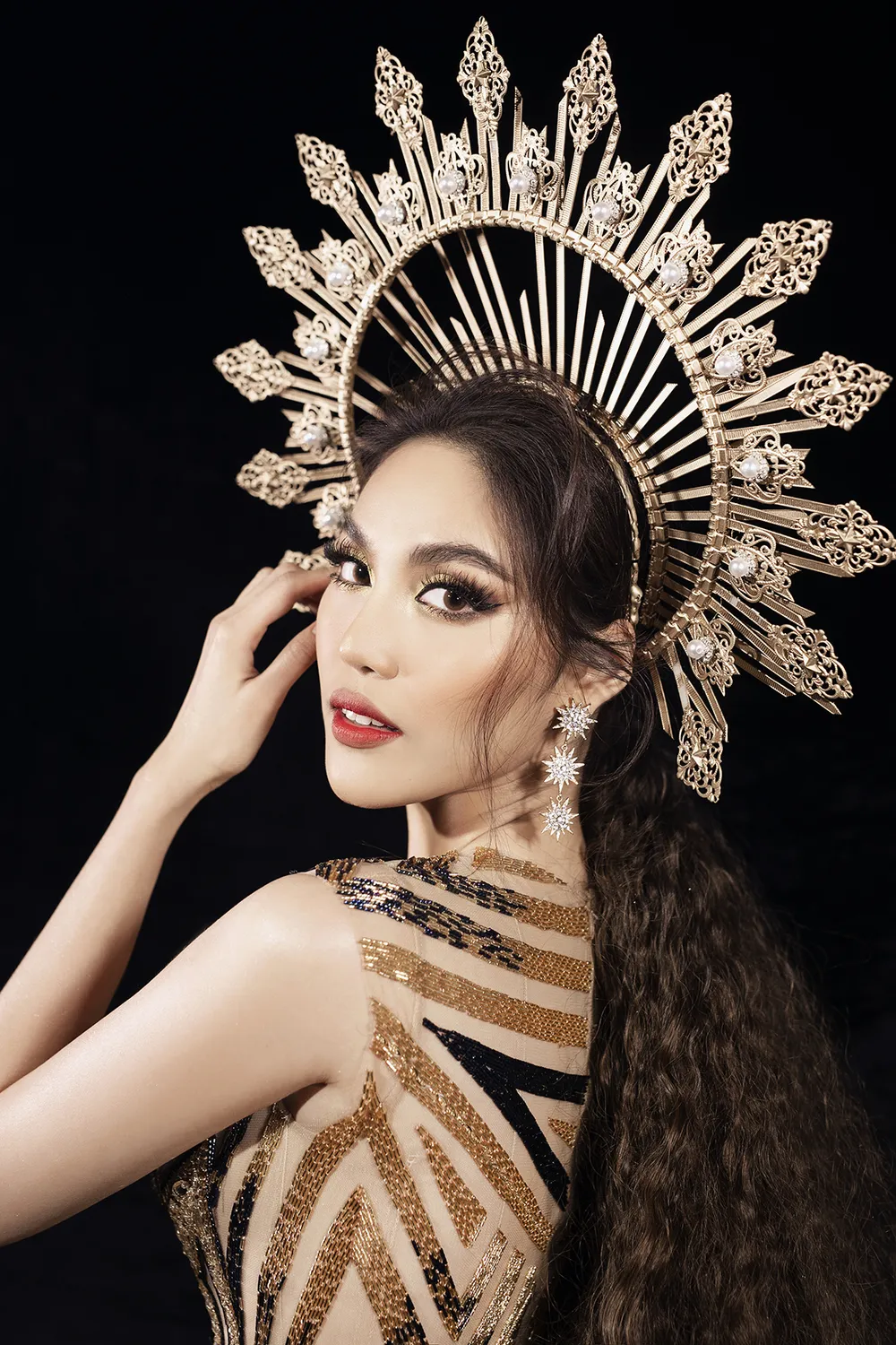 Khánh Vân, Lan Khuê, Lương Thuỳ Linh, Tường San khai mạc Vietnam Runway Fashion Week 2020 ảnh 6