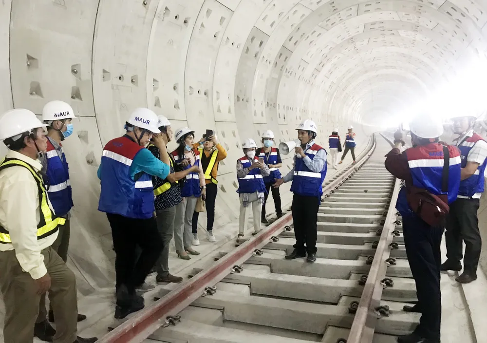 Văn nghệ sĩ tiêu biểu tham quan các công trình trọng điểm của TPHCM 2020 ảnh 4