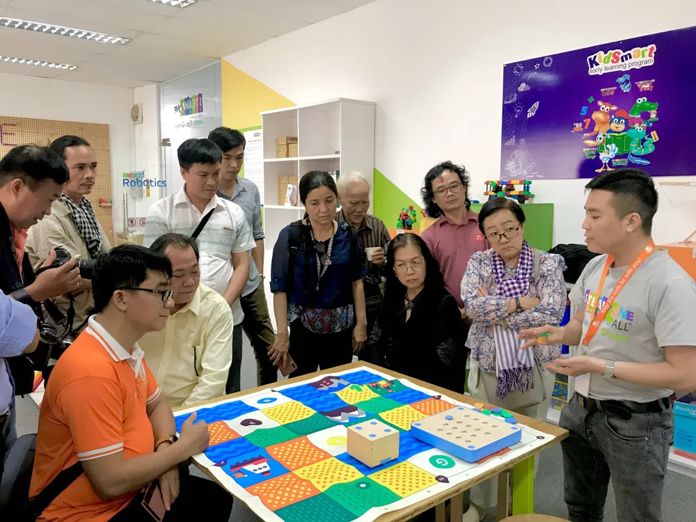 Văn nghệ sĩ tiêu biểu tham quan các công trình trọng điểm của TPHCM 2020 ảnh 5