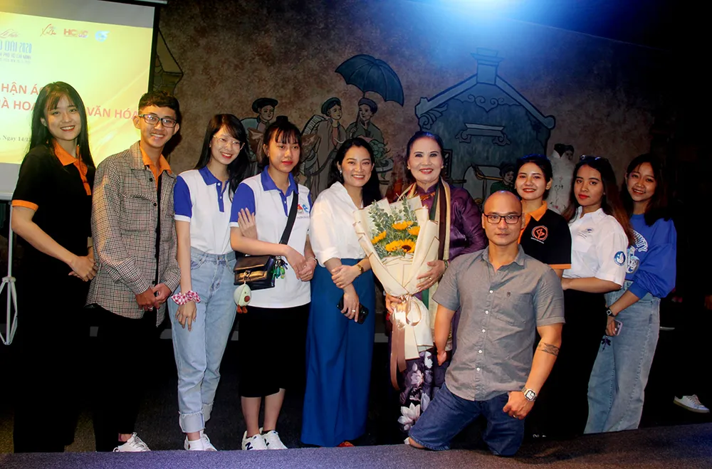 Tiếp nhận hiện vật áo dài của các nhà giáo, nhà hoạt động văn hóa ảnh 9