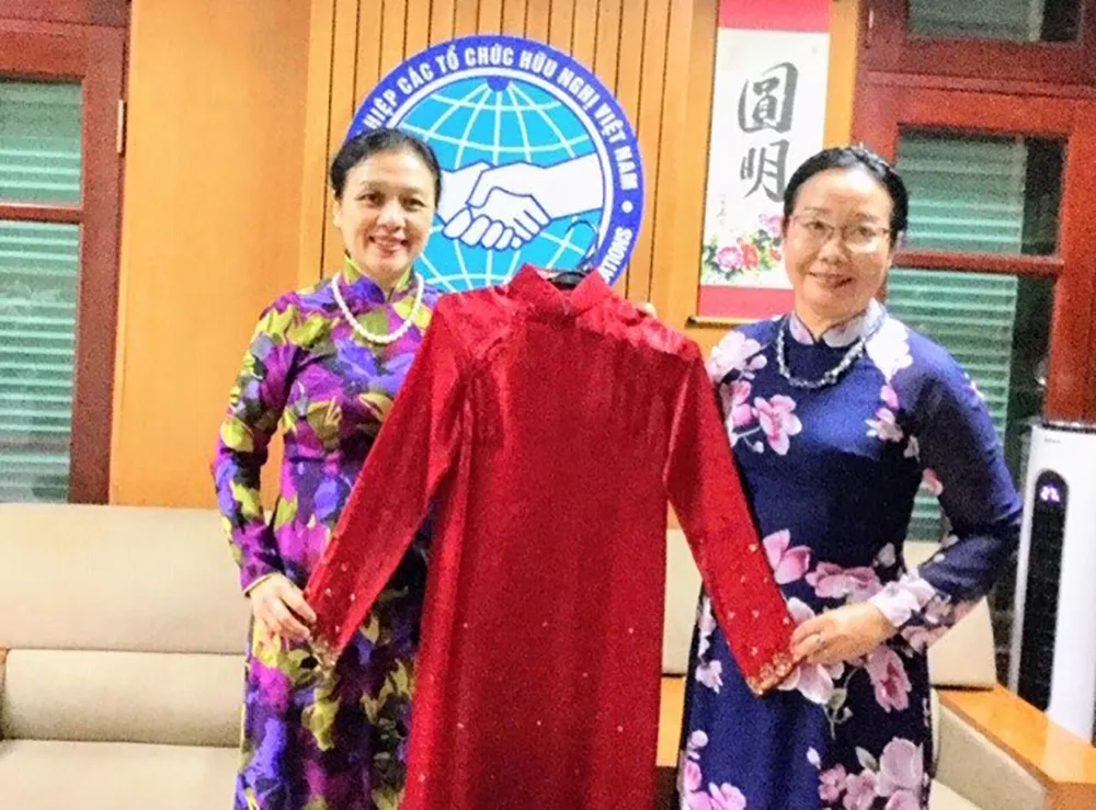 Tiếp nhận hiện vật áo dài của các nhà giáo, nhà hoạt động văn hóa ảnh 3