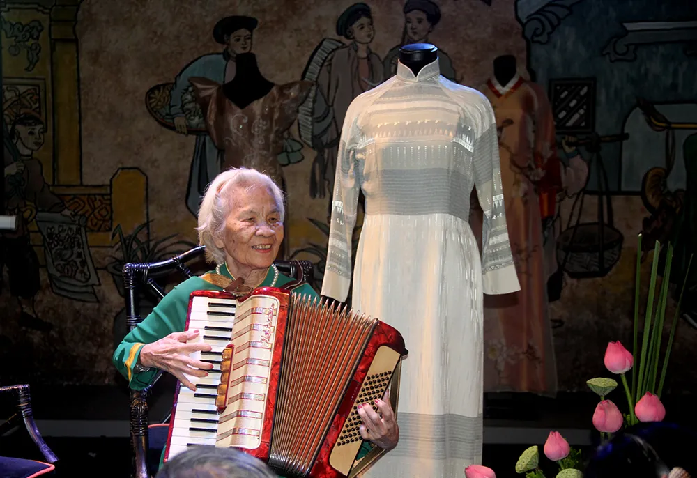 Tiếp nhận hiện vật áo dài của các nhà giáo, nhà hoạt động văn hóa ảnh 7