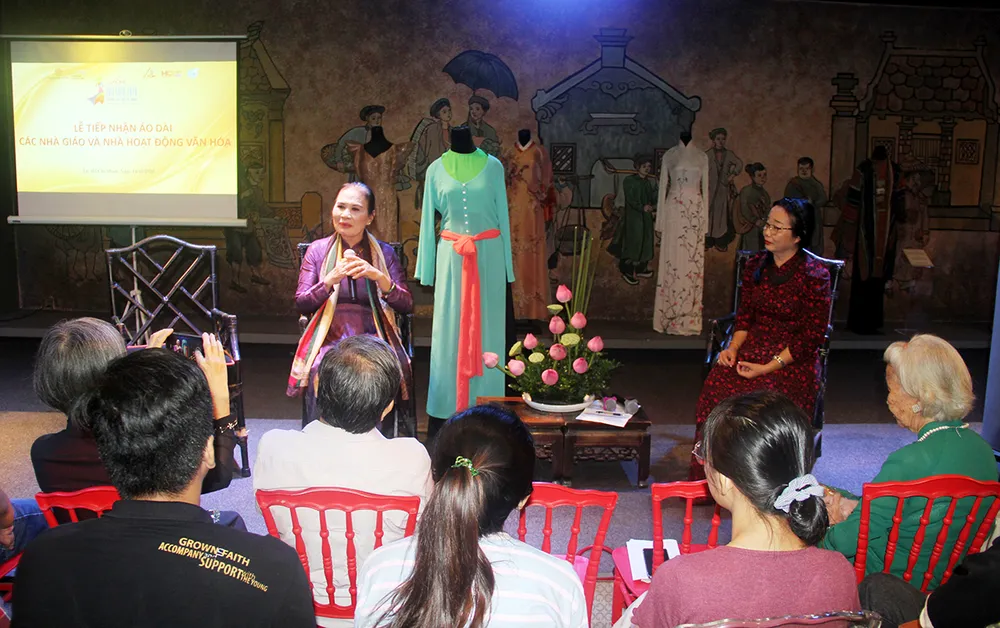 Tiếp nhận hiện vật áo dài của các nhà giáo, nhà hoạt động văn hóa ảnh 8