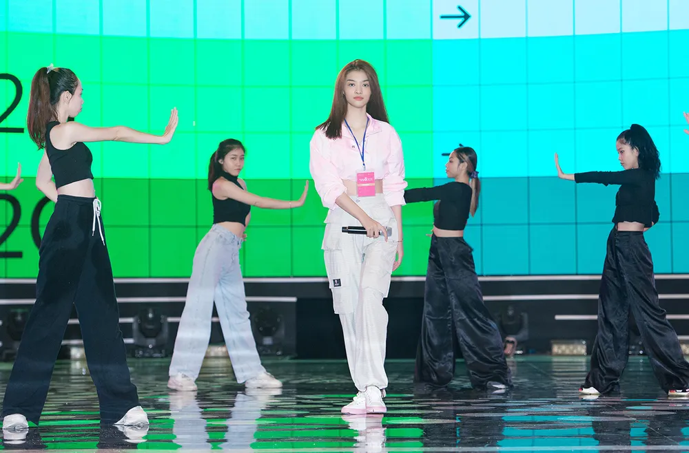 Dàn sao tất bật chuẩn bị cho đêm chung kết Hoa hậu Việt Nam 2020 ảnh 7