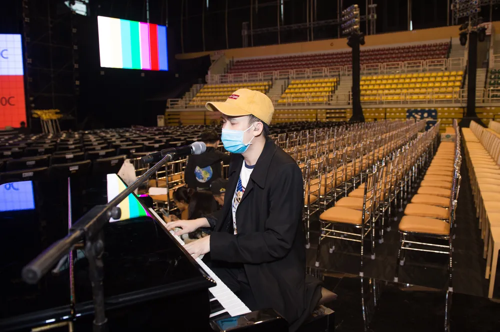 Dàn sao tất bật chuẩn bị cho đêm chung kết Hoa hậu Việt Nam 2020 ảnh 2