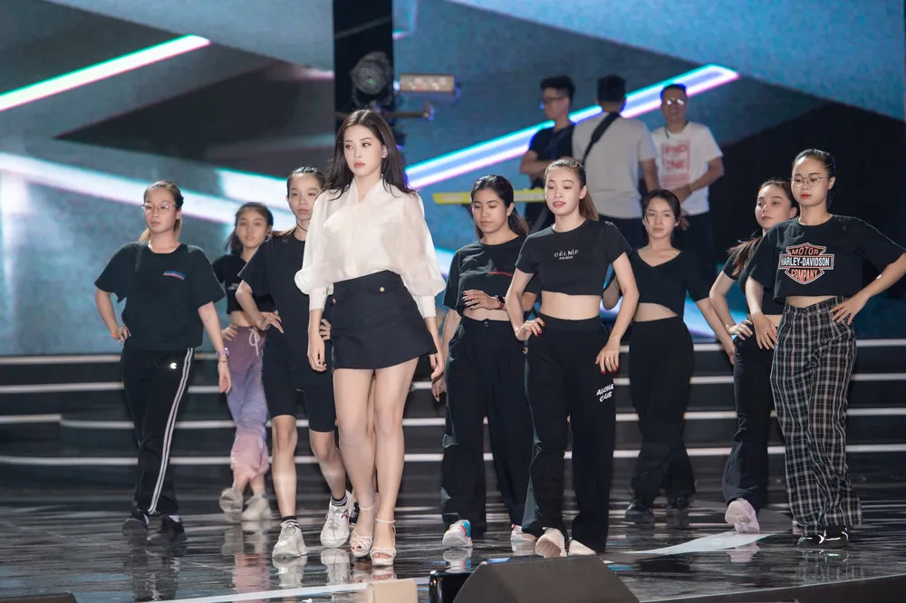 Dàn sao tất bật chuẩn bị cho đêm chung kết Hoa hậu Việt Nam 2020 ảnh 9