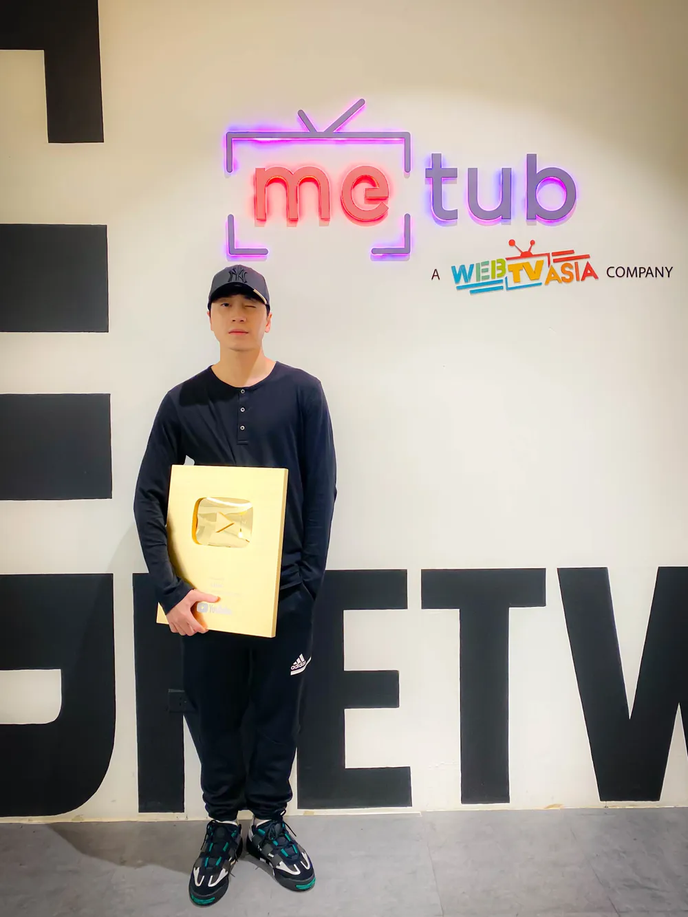 Karik nhận nút vàng YouTube   ảnh 1