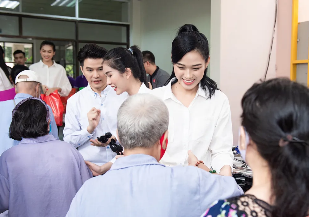 Chuyến từ thiện đầu tiên của Tân Hoa hậu Đỗ Thị Hà ảnh 1