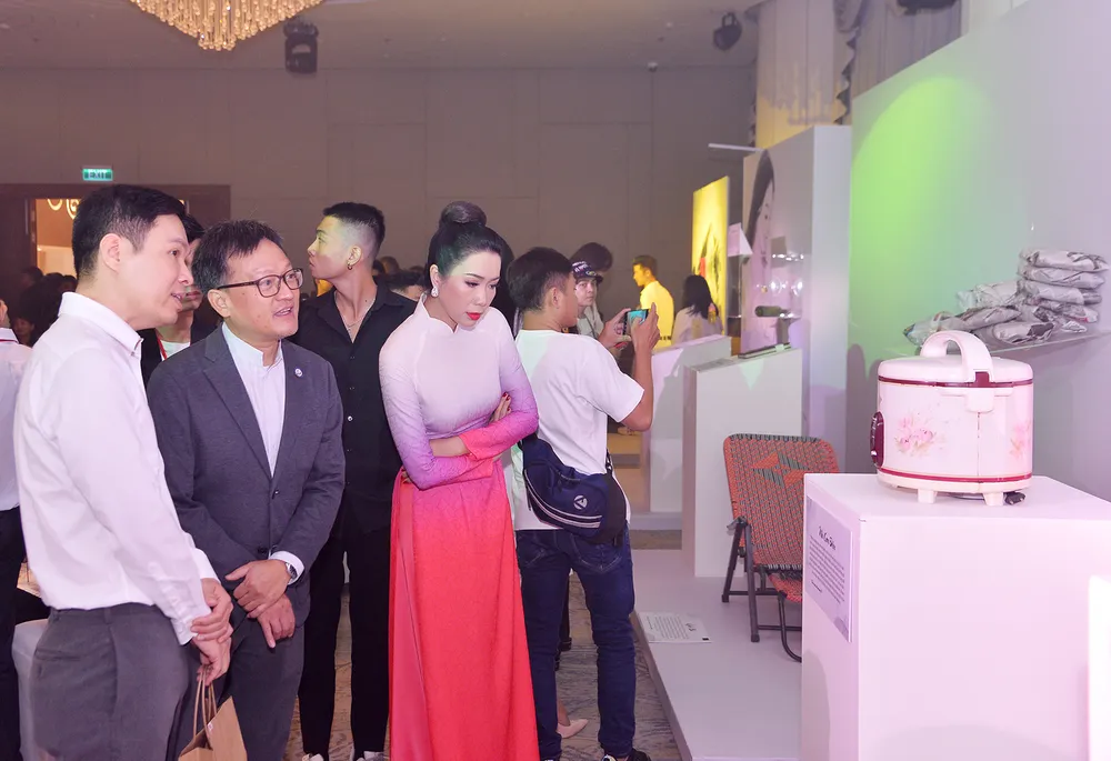 Đông đảo nghệ sĩ đồng hành đêm hội ngộ “Cảm xúc 30 năm” ảnh 5