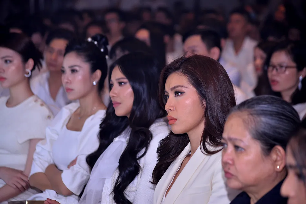 Đông đảo nghệ sĩ đồng hành đêm hội ngộ “Cảm xúc 30 năm” ảnh 4