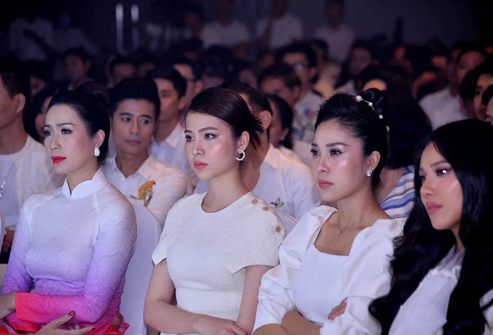 Đông đảo nghệ sĩ đồng hành đêm hội ngộ “Cảm xúc 30 năm” ảnh 3