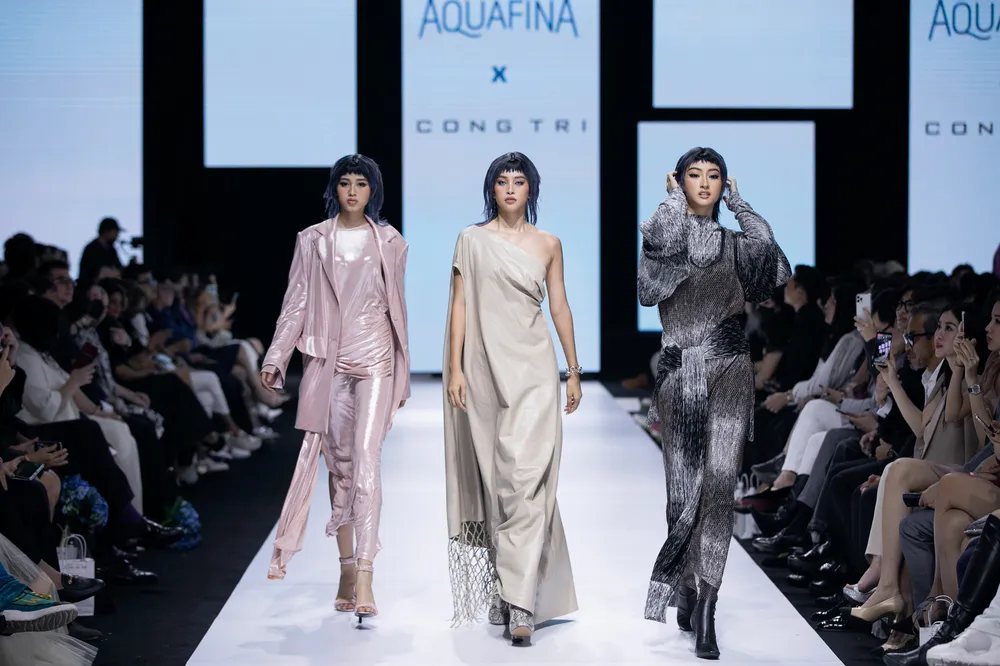 Hoa hậu Đỗ Thị Hà lần đầu catwalk khai mạc Aquafina Vietnam International Fashion Week 2020 ảnh 4