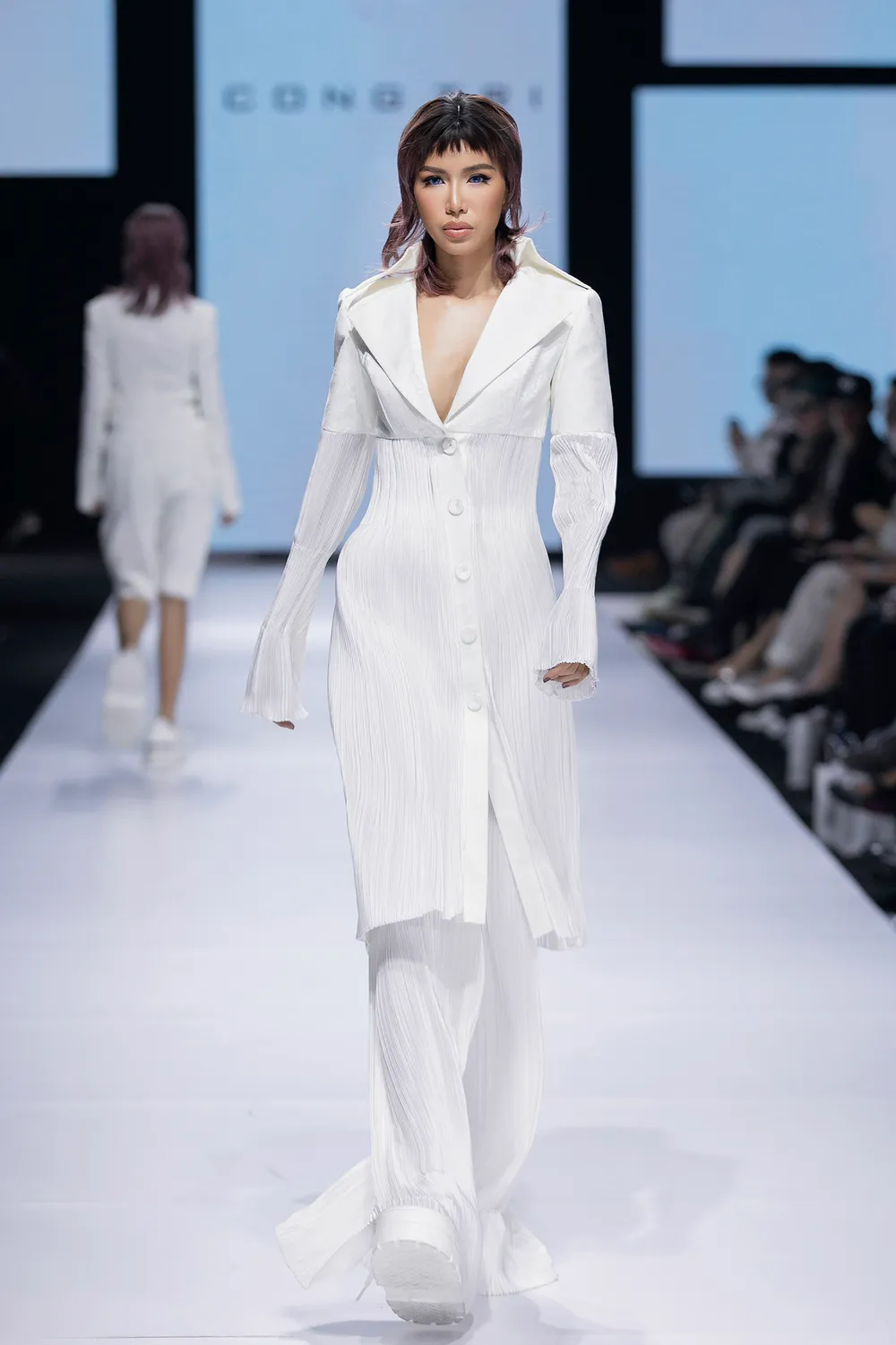 Hoa hậu Đỗ Thị Hà lần đầu catwalk khai mạc Aquafina Vietnam International Fashion Week 2020 ảnh 10