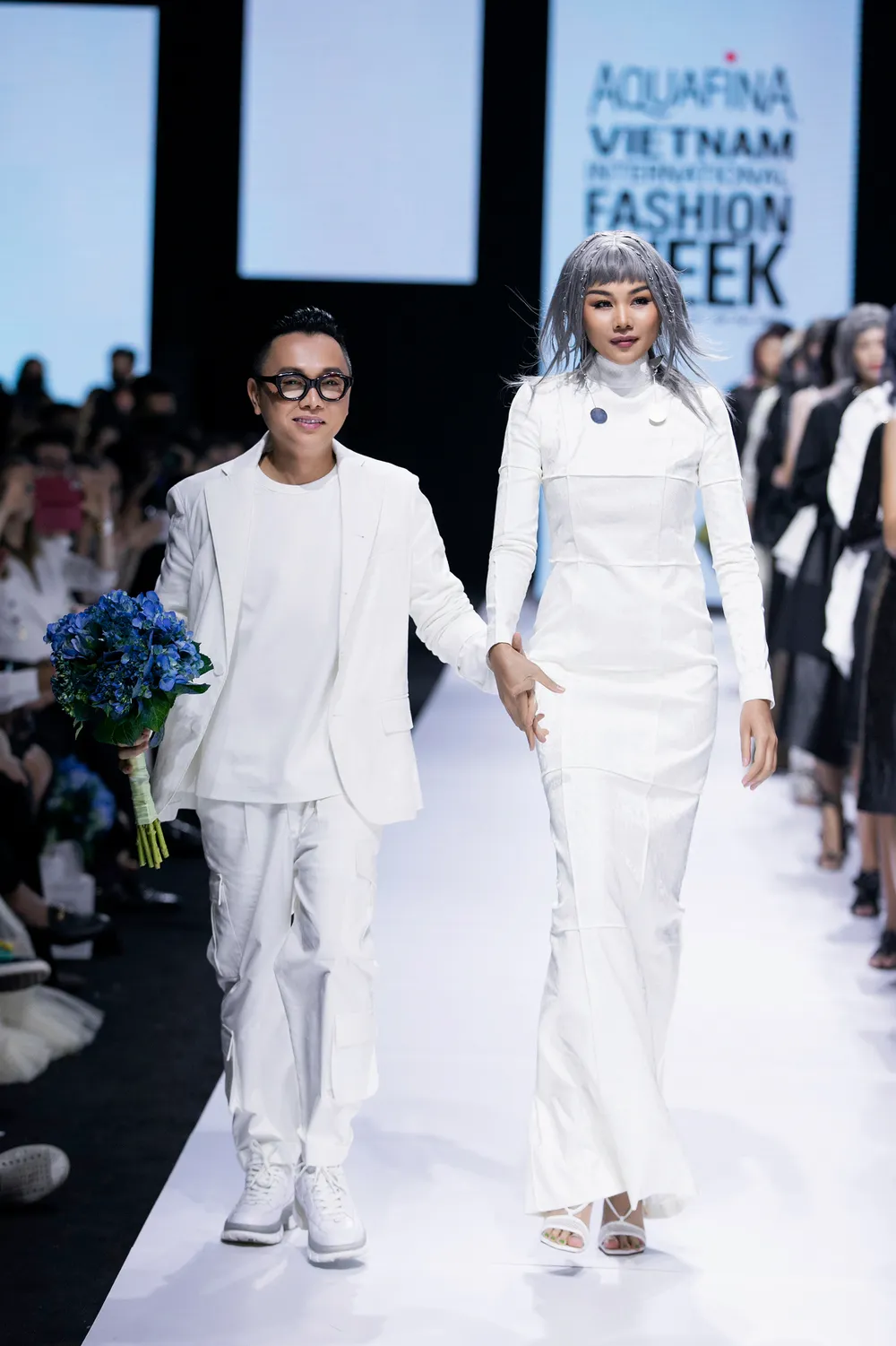 Hoa hậu Đỗ Thị Hà lần đầu catwalk khai mạc Aquafina Vietnam International Fashion Week 2020 ảnh 6