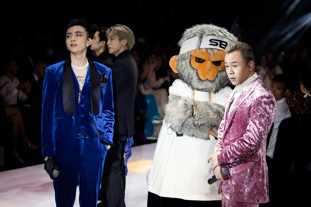 Hoa hậu Đỗ Thị Hà lần đầu catwalk khai mạc Aquafina Vietnam International Fashion Week 2020 ảnh 2