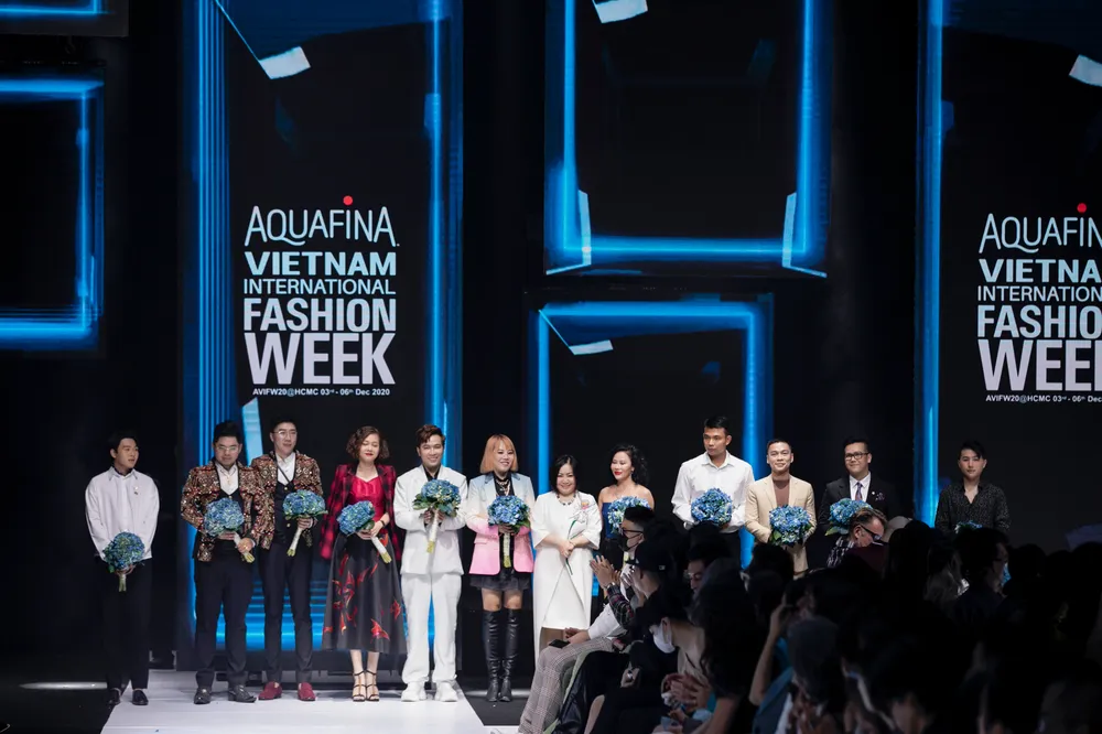 Hoa hậu Đỗ Thị Hà lần đầu catwalk khai mạc Aquafina Vietnam International Fashion Week 2020 ảnh 1