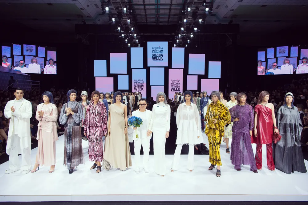 Hoa hậu Đỗ Thị Hà lần đầu catwalk khai mạc Aquafina Vietnam International Fashion Week 2020 ảnh 3